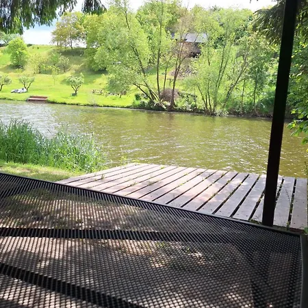 Na Brehu Labe S Vlastnim Molem Holiday home